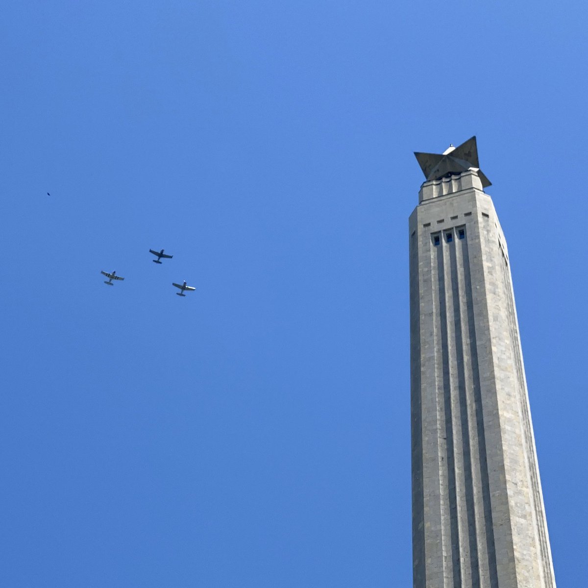 heatherthedogs's tweet photo. Flyover at San Jacinto Battleground #houstonflyover https://t.co/KR0tUPotmF