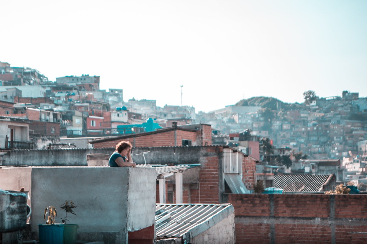 RickMurakami's tweet photo. Me deparei com uma cena diferente da janela do meu quarto hoje, uma senhora com um relicário na mão, provavelmente uma foto de sua mãe, de frente pra vista, colocou a mão na cabeça, sorriu, chorou, conversou, fez carinho em si mesma e sorriu de novo, como quem se sentiu + https://t.co/QzfRNz40aP