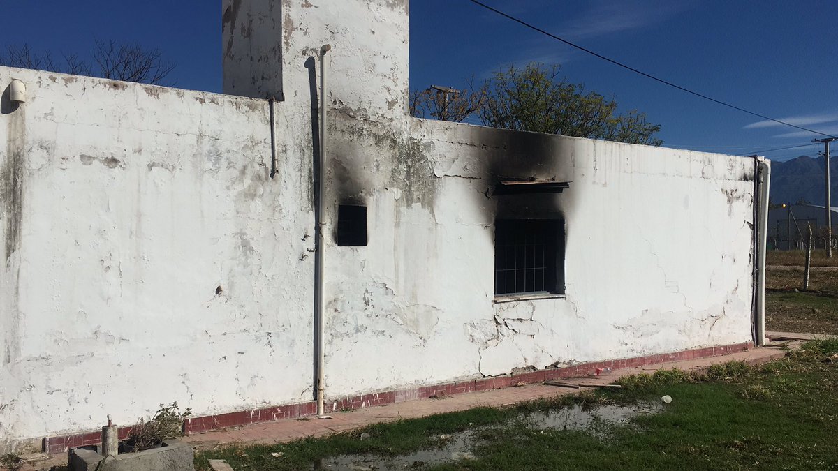 DavidLopezLR's tweet photo. Hoy @SomosenRed @pie_barrios en La Rioja sufrió un atentado contra sus instalaciones donde se asiste con alimento a los sectores más necesitados. No podemos regresar a la época de las patotas y los grupos de tarea @GabyPedrali @LicDanielArroyo @alferdez @CFKArgentina @vikidonda https://t.co/OCfANcn26h