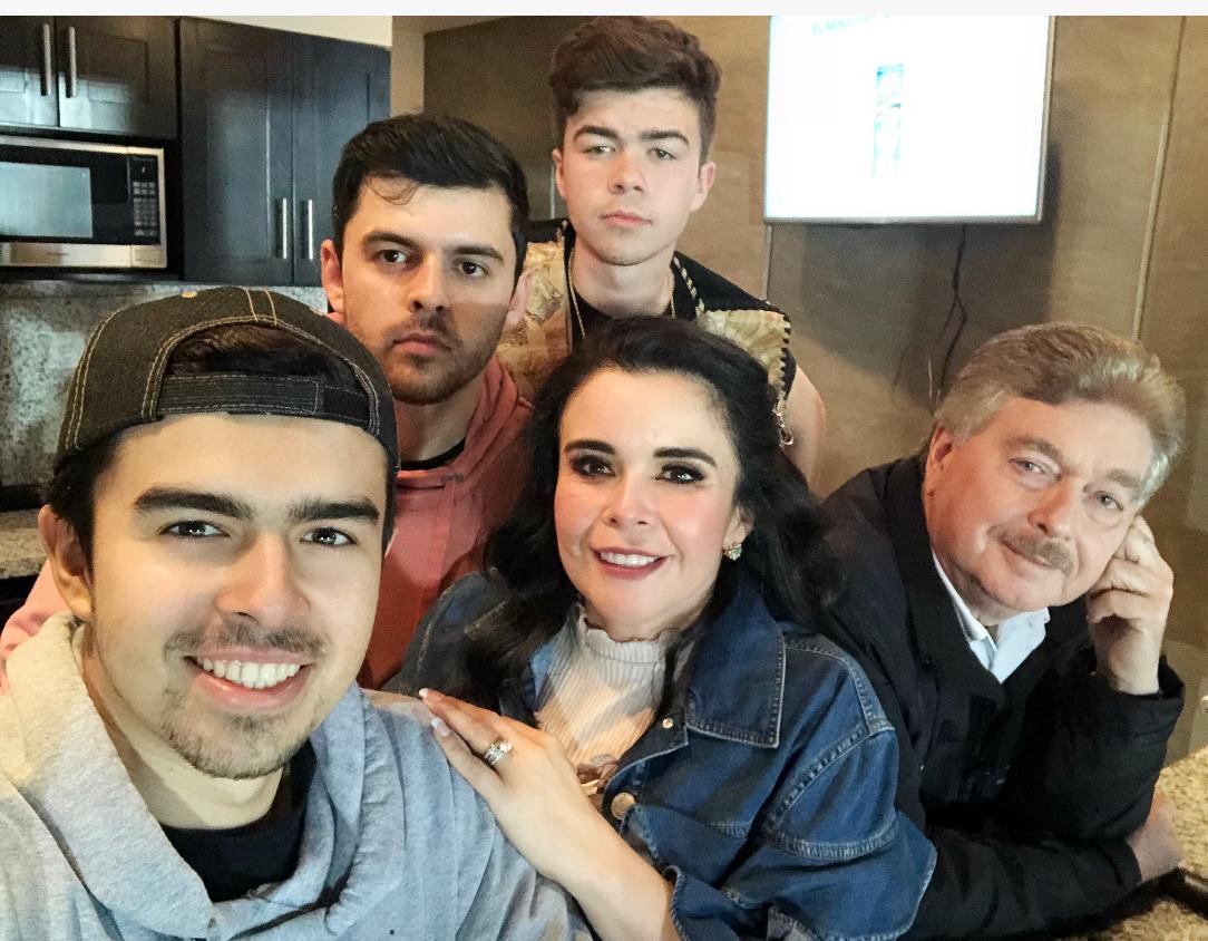 Feliz Día de las Madres!!! 
Una celebración de cuarentena muy especial que será recordada para toda la vida ❤️❤️❤️ y para mi aún más por estar próxima a ser abuelita 😍

Muchas gracias a mis hijos Frank, Alan y Carlo por hacerme tan feliz 😃 Estoy súper orgullosa de ustedes.