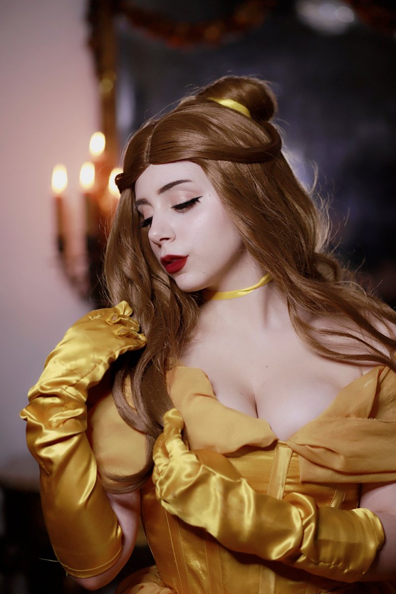 pandebarraw's tweet photo. Me costó muchísimo hacer el traje, pero estoy súper contenta con el resultado. 🌹 
#cosplay #Disney #BeautyAndTheBeast https://t.co/Qi7sdoM8PX