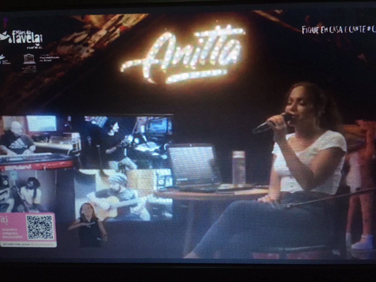 Nettym1's tweet image. Anitta é o melhor presente de dia das mães! #ComAmorAnitta