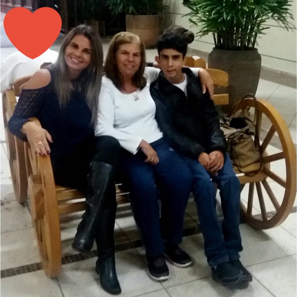 JusieliS's tweet photo. @cantordaniel minha mãe, meu filho e eu #amormaior @cantordaniel #DanielNaBand #DanielBrahmaLive #DiaDasMãesBrahmaLive https://t.co/xrveyaRDmD