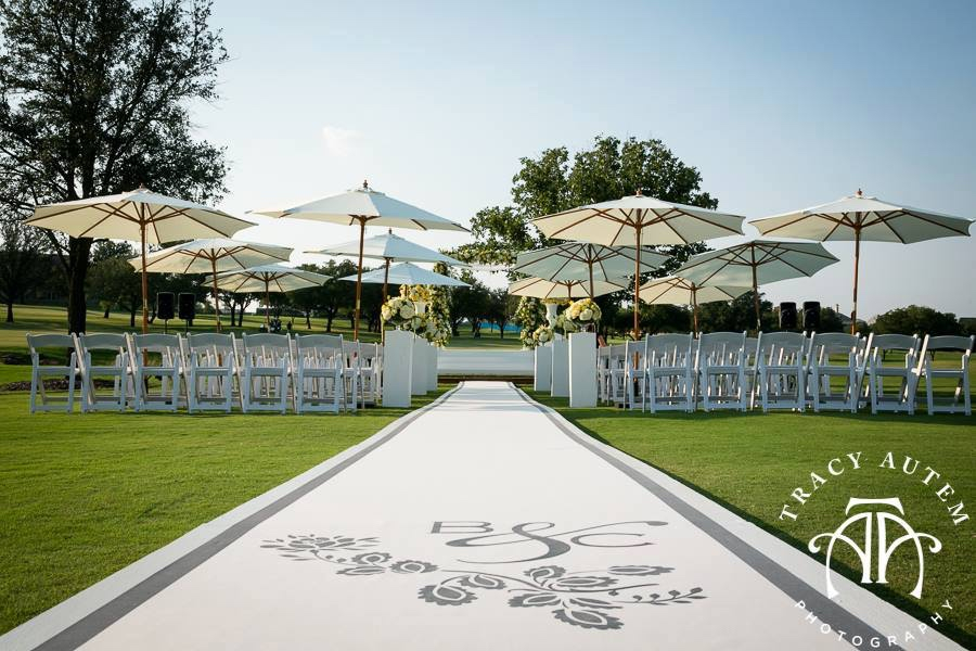 simplypersonal's tweet photo. We sure hope and pray our summer weddings happen! Regardless of the heat, it may be a good idea to get married outside. If you do, consider adding a custom #aislerunner. 
Photo by @tracyautem Wedding Planner: @tamiwinn https://t.co/obMA7EzZGO