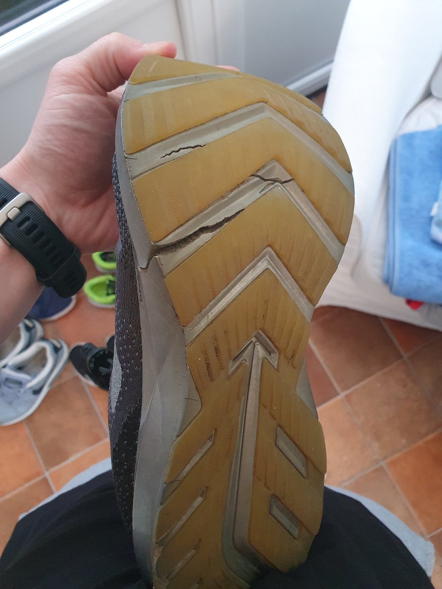 ChrisAllan86's tweet photo. 5 months and only around 300km in and my beloved Brooks Levitate 2 have completely failed me...Surely this shouldn't happen!? Very disappointing @Brooksrunninguk @brooksrunning #brookslevitate #brooksfail #newrunnersplease https://t.co/pv9qQpwT4y