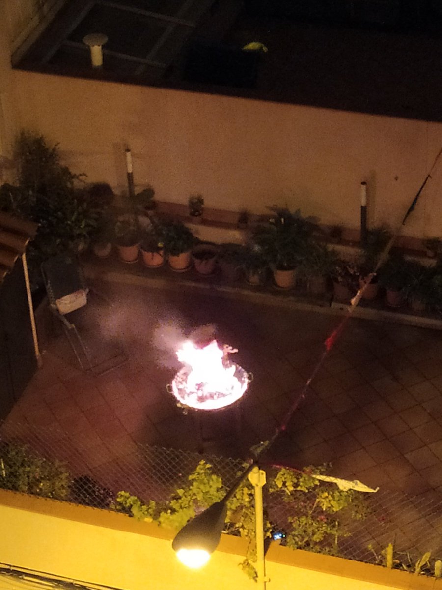 _oscarquesada's tweet photo. Doncs uns veins han fet i cremat un dimoni pels veins #badalona #DimoniEnFlames #FestesdeMaig https://t.co/FtCAXrJOeD