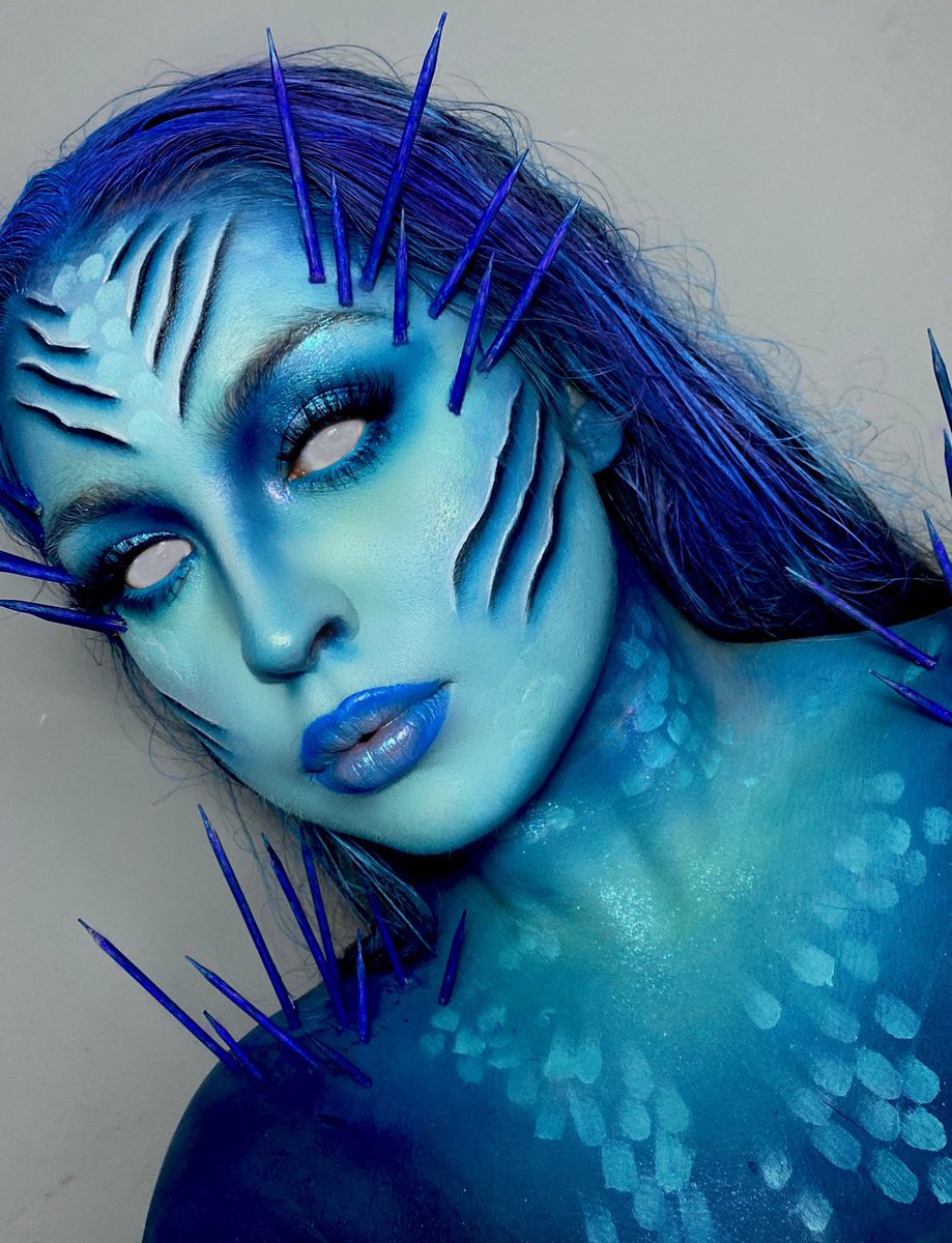 JenMooreMUA's tweet photo. SWIMMING WITH THE SIRENS🧜🏼‍♀️🌊 (credit: @gabxxrielle @JessCoxMUA 👑) it was definitely worth the 6 hours work and being stained blue 🤦🏽‍♀️ (hair is edited to appear a darker blue as it looked too light in pics and my eyes are edited due to being scared of contacts😂) https://t.co/RWXrQ0U7lA