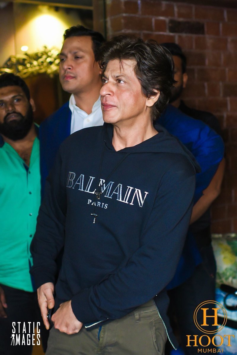 kursiv undergrundsbane sekundær Rakshit Shah - JAWAN on X: "That 'BALMAIN PARIS' hoodie 🔥 on @iamsrk  though! I dont think #BalmainParis has thier clothing brand in India. But  just take a look at that sexy