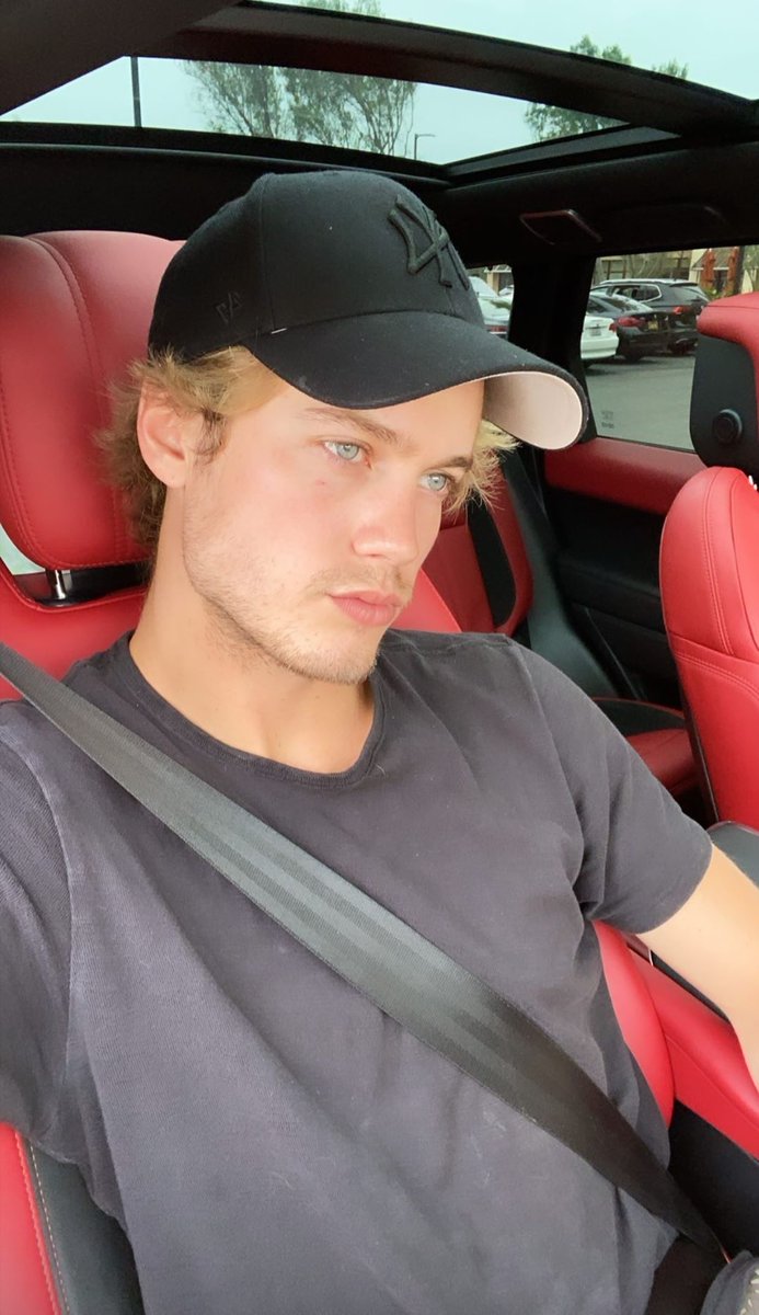 Kane_LCKT's tweet photo. Dad let me borrow his car... let's see how this goes 🤔 https://t.co/F0cBLoPt6k