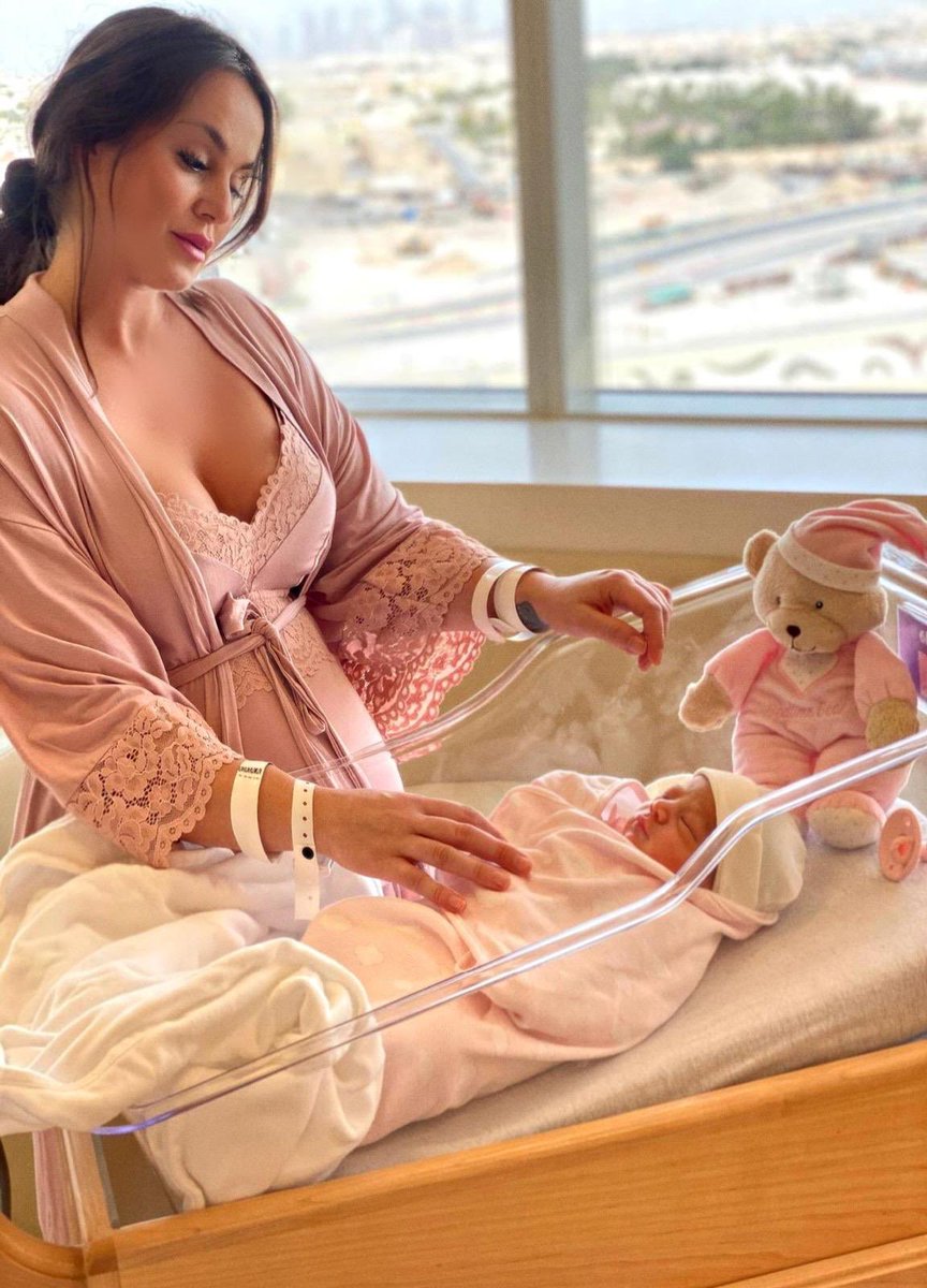 HectorMorenoh's tweet photo. Feliz día de las Madres!!!!
Con dedicatoria muy especial a la madre de mis dos bellas princesas 👸 y la Reyna de la casa @byirenemartinez 😍🏠. También a mi madre bella por darme la vida y apoyarme siempre @alciradibene 🙏🏽♥️ Las amo con todo mi corazón. 
#FelizDiaDeLasMadres https://t.co/jlp9YythFm