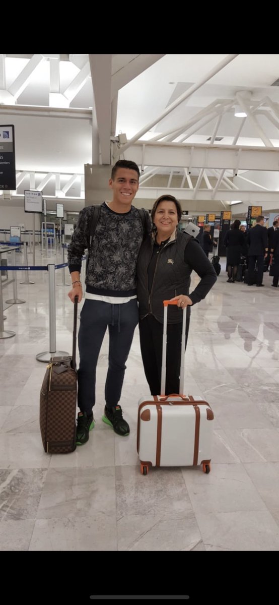 HectorMorenoh's tweet photo. Feliz día de las Madres!!!!
Con dedicatoria muy especial a la madre de mis dos bellas princesas 👸 y la Reyna de la casa @byirenemartinez 😍🏠. También a mi madre bella por darme la vida y apoyarme siempre @alciradibene 🙏🏽♥️ Las amo con todo mi corazón. 
#FelizDiaDeLasMadres https://t.co/jlp9YythFm