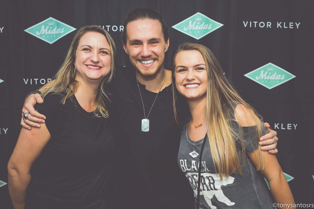 but_isabelle's tweet photo. assistindo a live e matando um pouco a saudade de um show #liveVitorKley 💜 https://t.co/cHDqZxuNFM