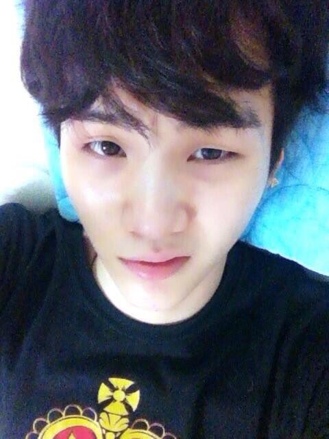 Yoongi selcas in bed: a tiny thread  #SUGA  @BTS_twt  #Yoongi