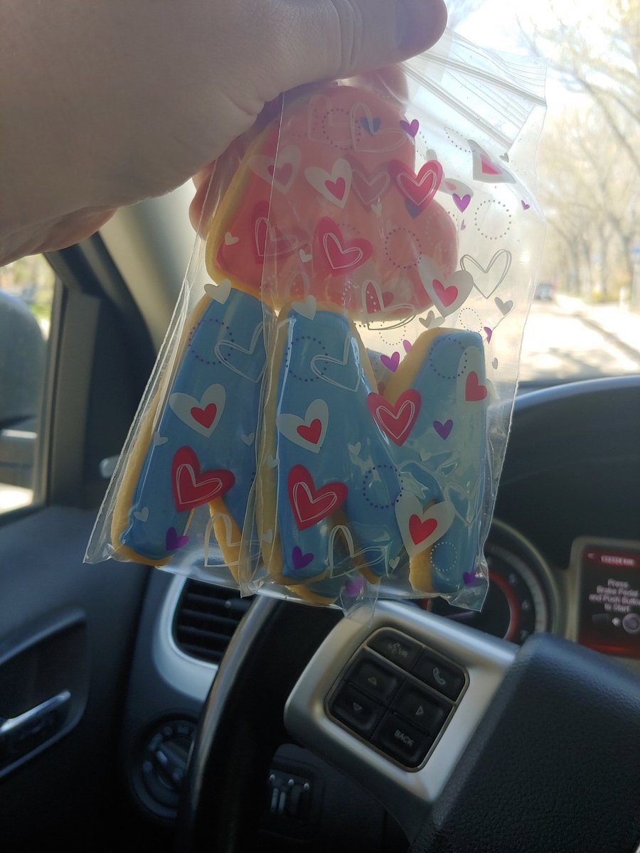 sheldonjones83's tweet image. Out to go make my Mother's day deliveries. Cookies by @RealAmyD. You should order them from Amy. They are incredible.