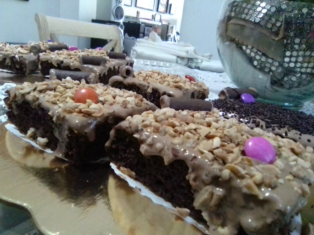 FLACOFEO95's tweet photo. Hoy hice Brownies super húmedos con cubierta de chocolate y toping de maní, chocolate, dandy y Pirulin😍 https://t.co/1m6C5JIqVx