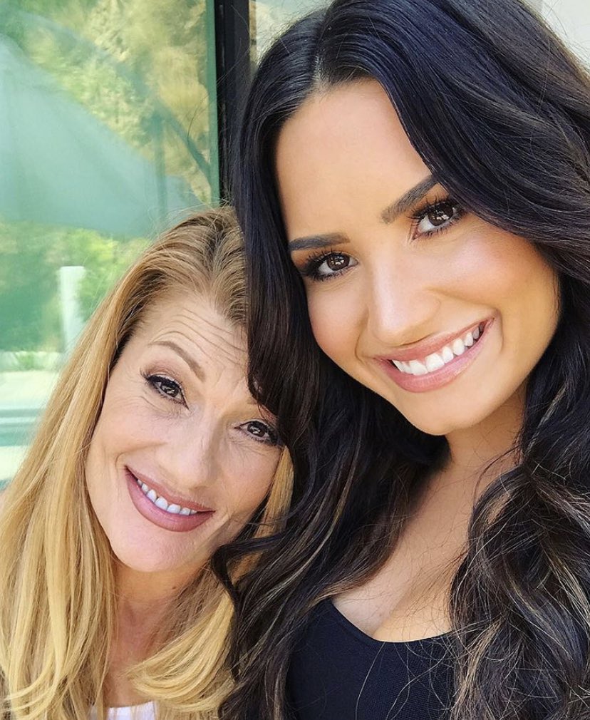 beautifulcelebz's tweet photo. Demi Lovato and her momma 😍 https://t.co/Q0Ib7xZr0o