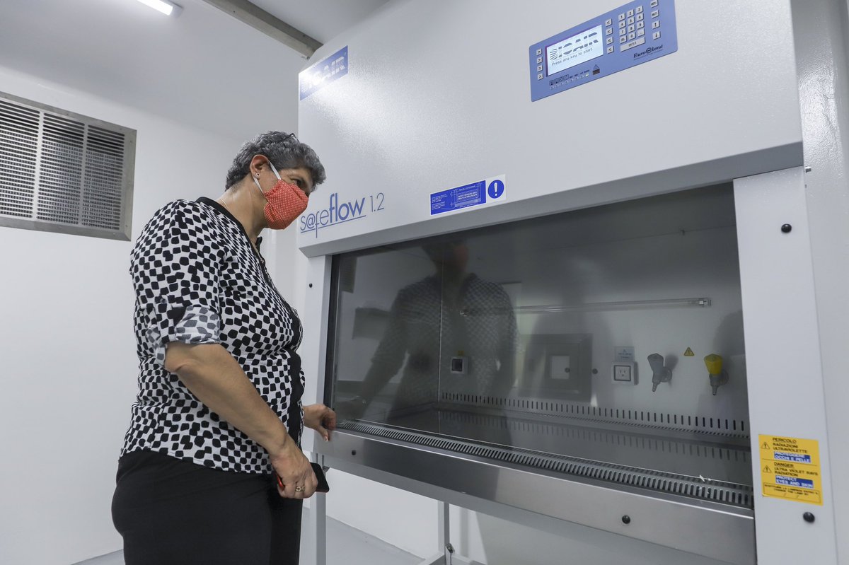 UAQmx's tweet photo. UAQ inicia con pruebas oficiales para detección de SARS Cov-2, para toda la población

Autoridades universitarias inauguraron la Unidad de Diagnóstico Molecular, cuyo laboratorio está aprobado por el InDRE. https://t.co/nva9bfStYD