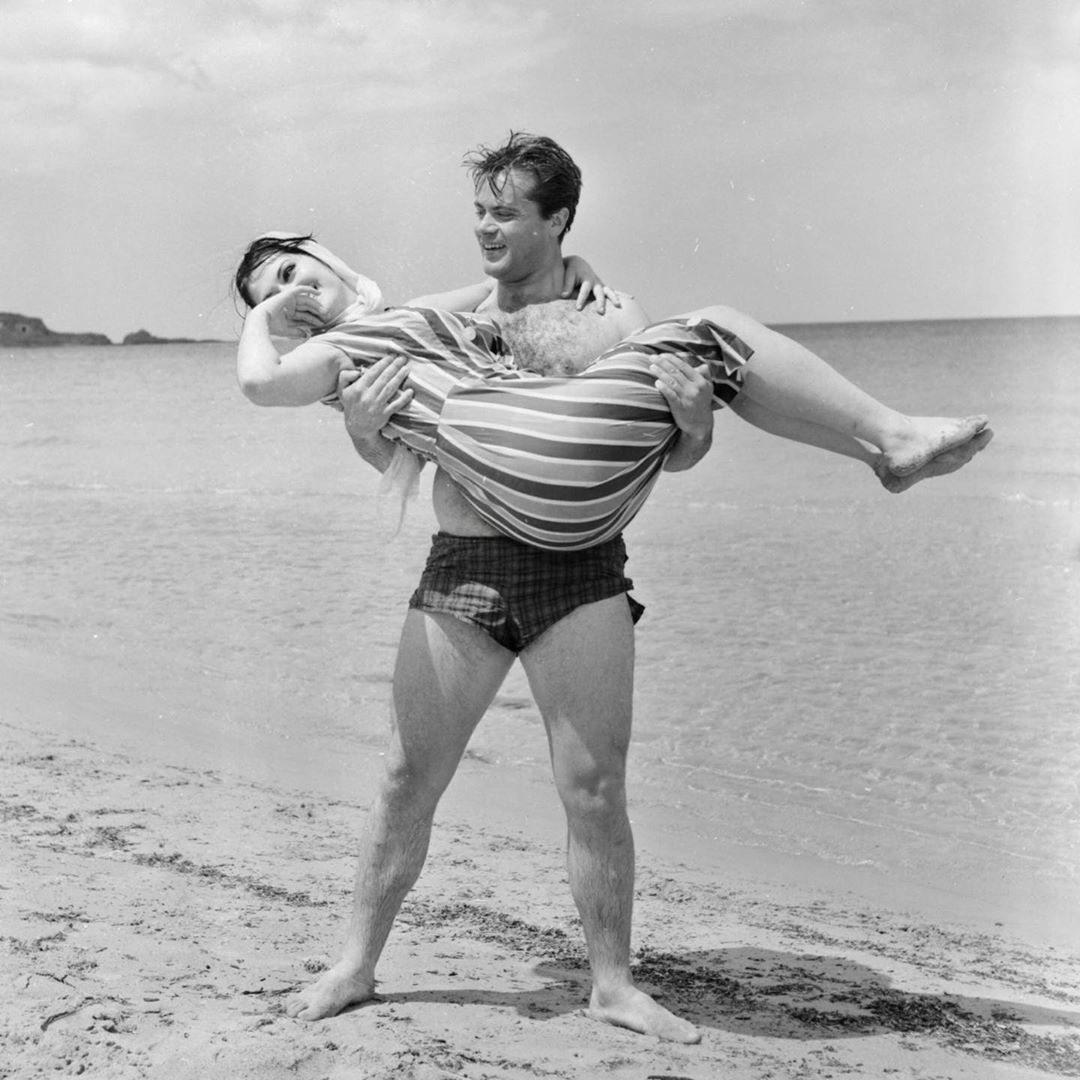 Porno bodibilderni sikadi