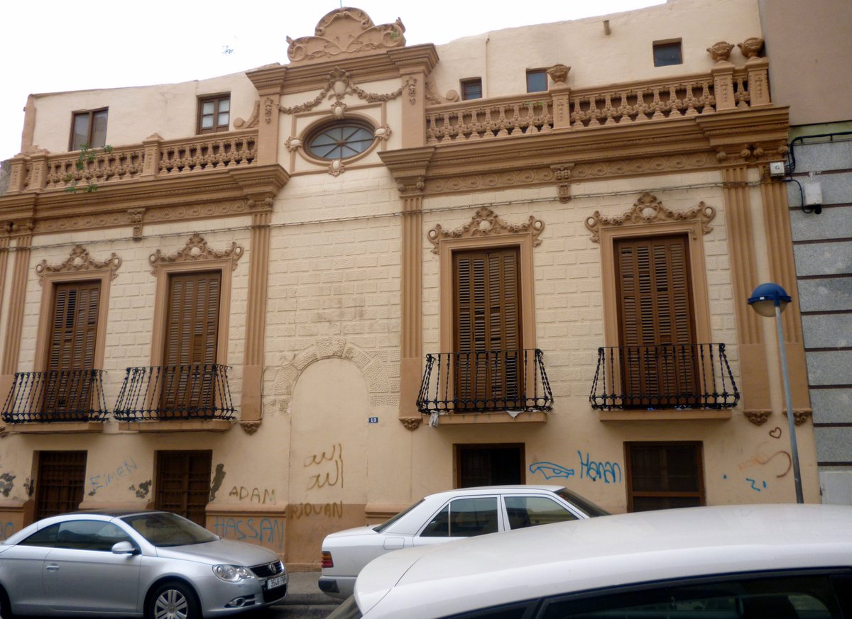 Todos estos edificios son de estilo modernista floral, y son proyectos de entre 1909 y 1912. Parece que este hombre tuvo curro en esos años. También hizo la Casa de Manuel Fernández Martín