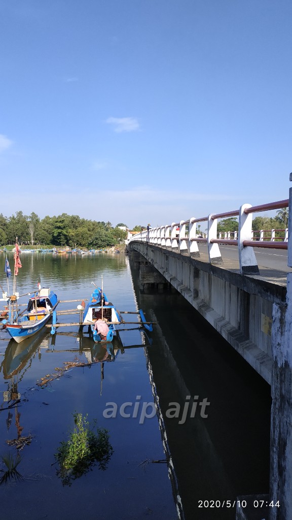 Sebuah jembatan perbatasan antara kabupaten cilacap dengan kabupaten kebumen jawa tengah indonesia.
