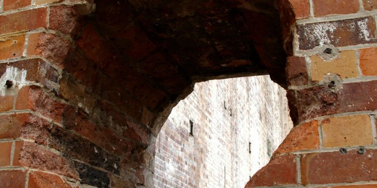 TrustInTechHH's tweet image. #Attackers #Exploit 0-Day #CodeExecution Flaw In The Sophos Firewall packetstormsecurity.com/news/view/3115… #FTSE