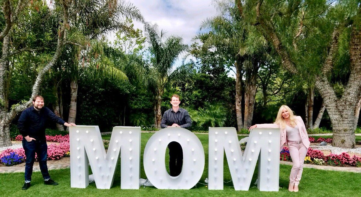 KimSimons2's tweet image. A Mother holds her child in her arms for a while, she will remain in their hearts forever 🌅💝🌸💐 Happy Mother’s Day to all the beautiful Mothers! 👩🏼💝🌸👑💐 #MothersDay #LoveMom #beautifulfamily #loveoffamily #AwesomeMom