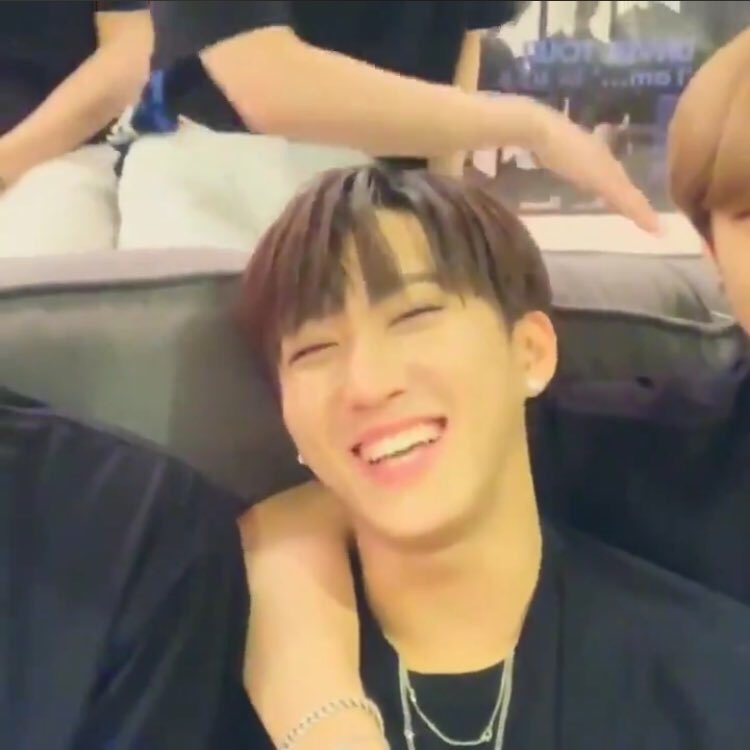 i’m extremely soft for him rn so to anyone who needs this here’s a thread of changbin’s beautiful smile: