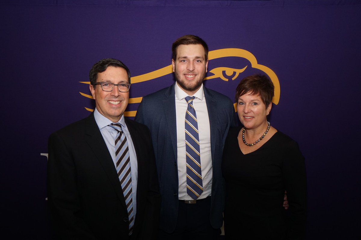 LaurierFootball's tweet image. Happy Mothers Day to all of our #GoldenHawk moms! #SoarAbove