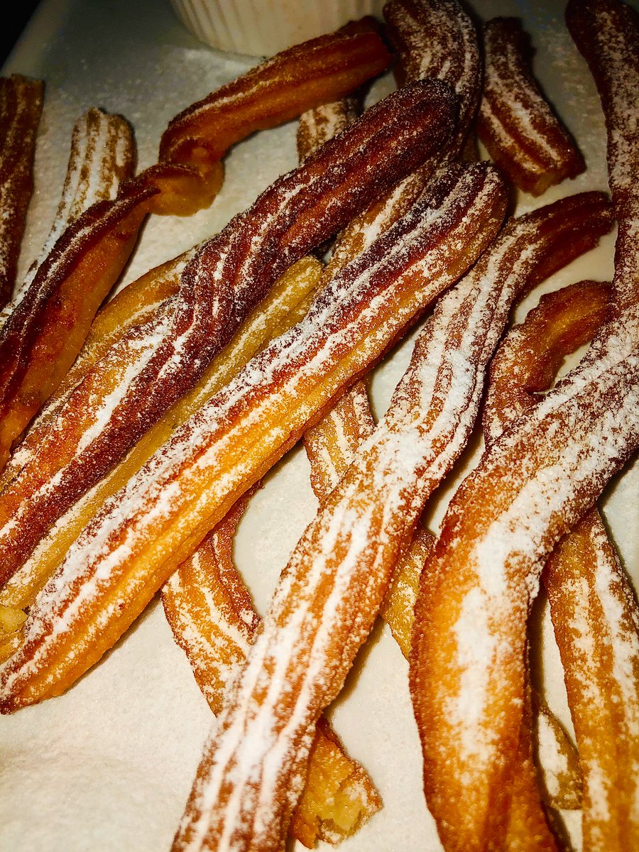 ndate_thm's tweet photo. Tey Espagne la dem avec ces churros et une sauce chocolat à base de nutella.
#challengeftor https://t.co/MBteX5Y6gE