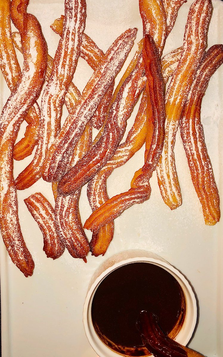 ndate_thm's tweet photo. Tey Espagne la dem avec ces churros et une sauce chocolat à base de nutella.
#challengeftor https://t.co/MBteX5Y6gE