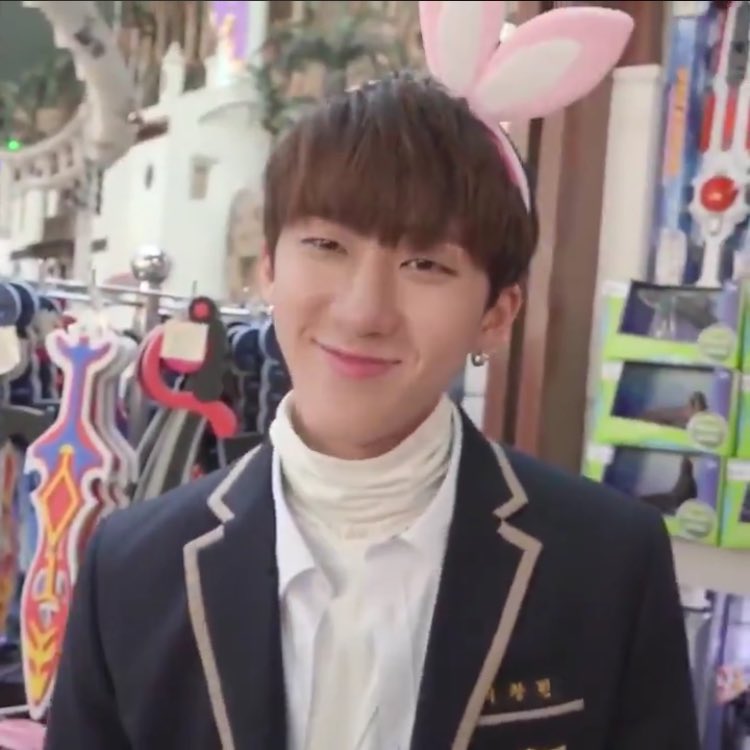 i’m extremely soft for him rn so to anyone who needs this here’s a thread of changbin’s beautiful smile: