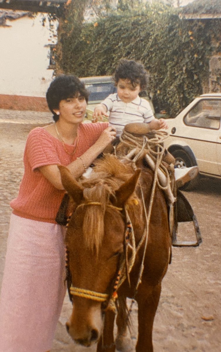 Hoy festejo a mi mamá a distancia. 

¡La quiero tanto, que me aguanto y la festejamos por videollamada!

¡Gracias por tanto, Ma!

#DesdeCasaConMama