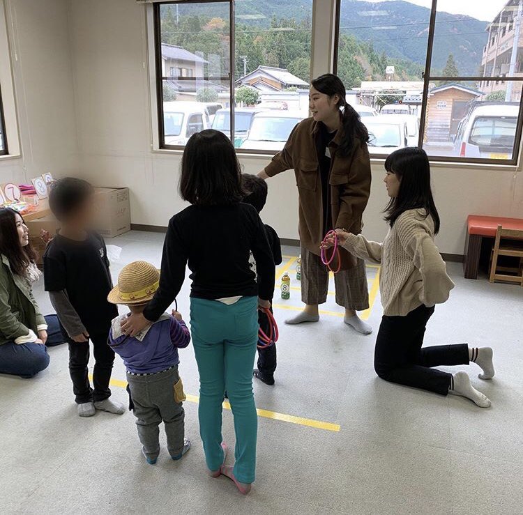 Together_Nanzan's tweet photo. Togetherの活動紹介　【福祉】

福祉の主な仕事内容は託児や夏休み期間に行われる児童館のイベントの手伝いや企画、参加です。託児では発達障害のお子さんと遊ぶ機会もあり、接し方など勉強になることがたくさんあります。夏休みは少し忙しくなりますがとてもやりがいがあります！
#春から南山 https://t.co/C7aCBy21an