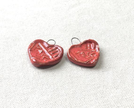 ZenCatPottery's tweet photo. Textured Red Heart Charms, https://t.co/7MovRB2v2Q via @EtsySocial #zencatpottery #etsyseller #TexturedRed #RedHeartCharms https://t.co/FSQ6V9ubue