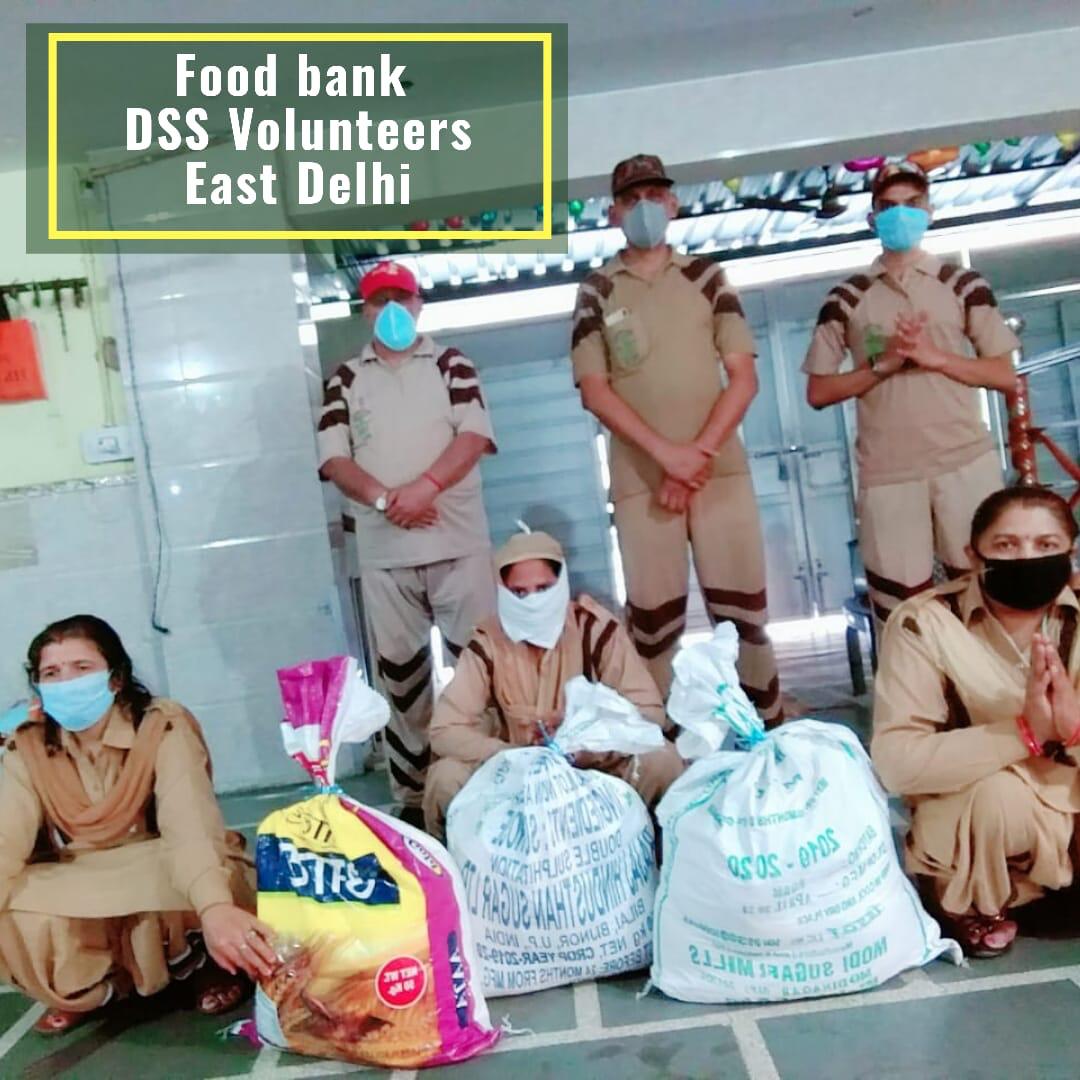 DiwneTere's tweet photo. #ServingDuringCovid19

Dera Sacha Sauda Everybody face food problem,  These days is very hard for poor people @derasachasauda volunteers distribute Rashan for them,  they learn this type of serve from @Gurmeetramrahim https://t.co/GD2O23gFp9