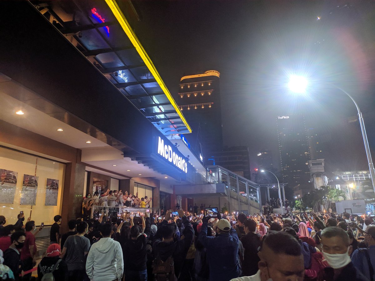 jokoanwar's tweet photo. McD Sarinah got a special place in our memories, but seriously @McDonalds_ID was a gathering like this in the middle of a pandemic really necessary? The place could've gone in a sweet tone. But this is really tone deaf. Shame. 

(Photos taken by @ya_texmsh from a safe distance) https://t.co/p04H8rrZqa