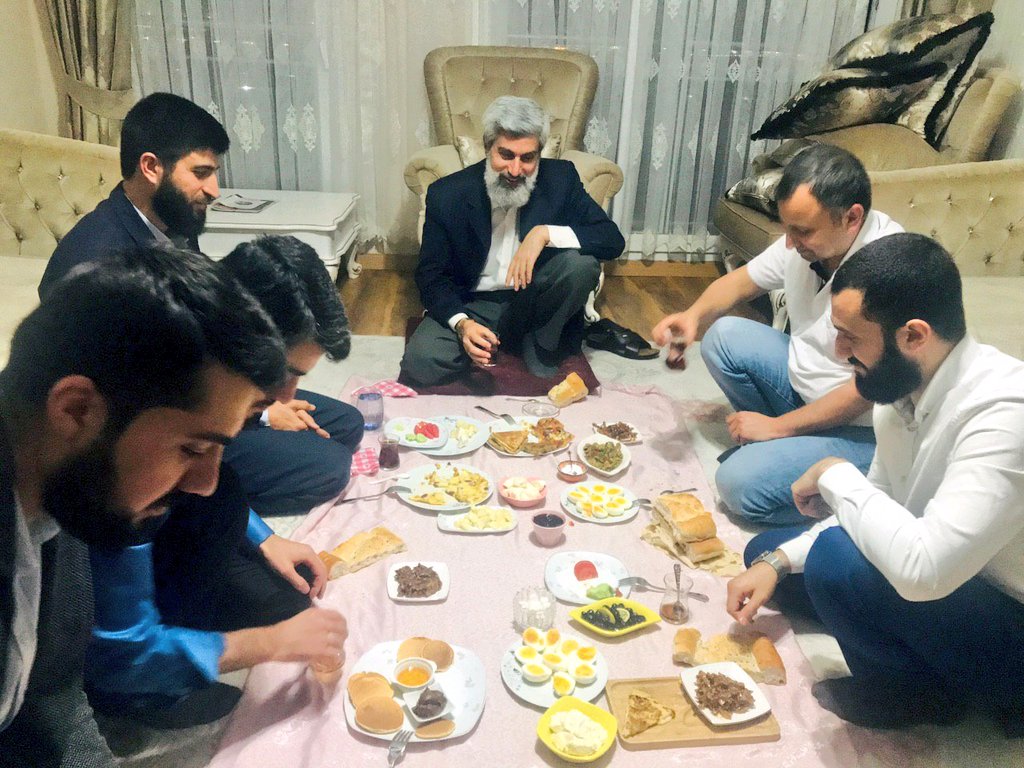 alparslankuytul's tweet photo. Alparslan Kuytul Hocaefendi, talebeleri ile sahur yapıp hasbihal etti.

#RamazanRuhunuYaşat https://t.co/LWtmUf0BUx