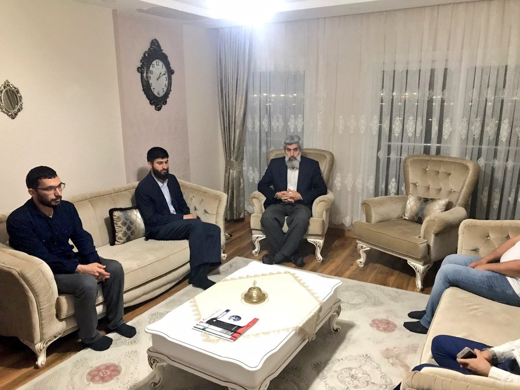 alparslankuytul's tweet photo. Alparslan Kuytul Hocaefendi, talebeleri ile sahur yapıp hasbihal etti.

#RamazanRuhunuYaşat https://t.co/LWtmUf0BUx