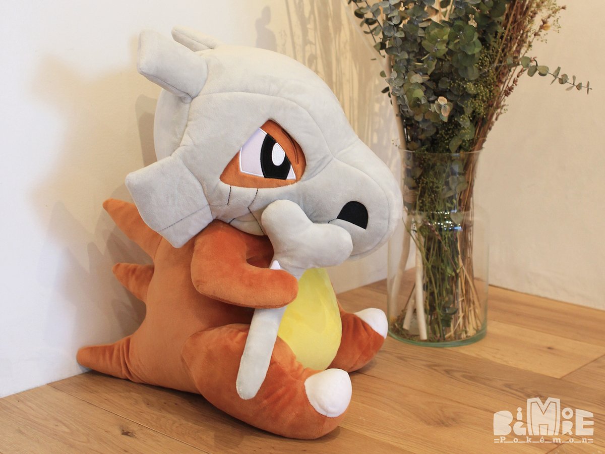 ぬいぐるみの三英 ゲームキャラクター 新商品発売情報 Bigmore シリーズ 4月のカラカラが好評発売中です 傍にいてあげたくなる愛らしさです サイズ H41 W30 D41cm 価格 10 000円 税 カラカラ 三英貿易 ビッグモアポケモン