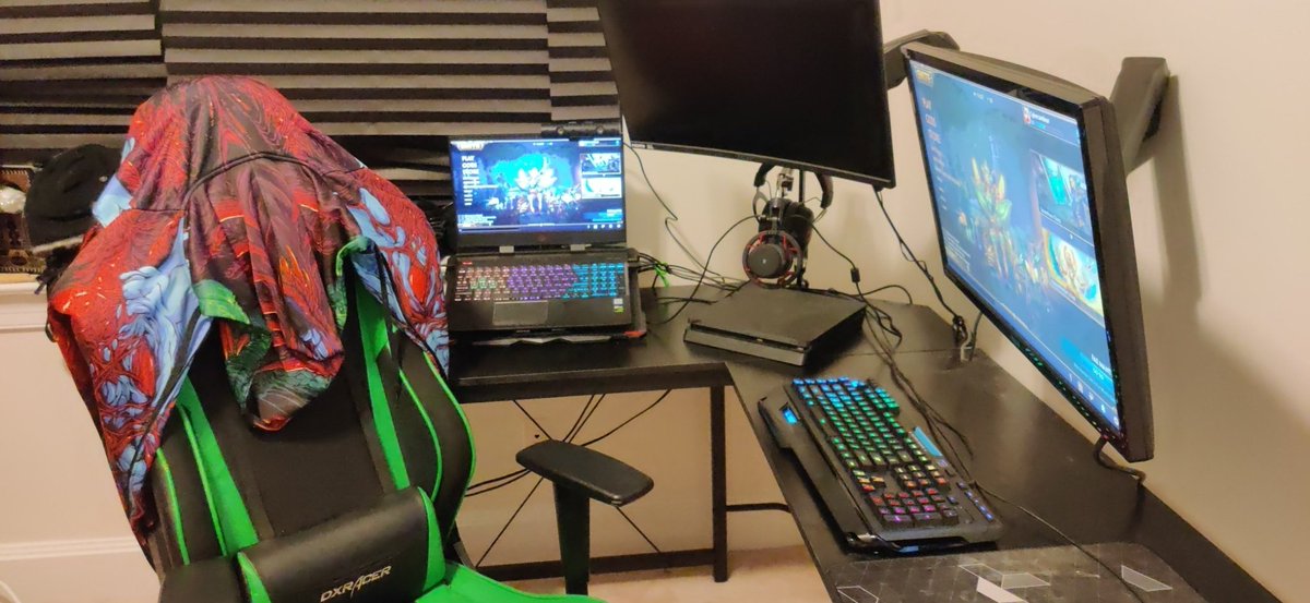 Cybercarebear's tweet photo. So happy with my new setup! #deskdreams #gamersetup #streamer https://t.co/6YTFxVy8A7