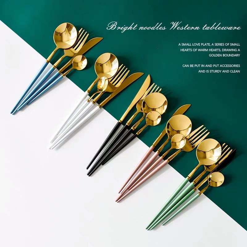 CeKitchenware's tweet image. Western tableware. A series of small hearts, drawing a golden boundary. #western #tableware #flatware #cutlery