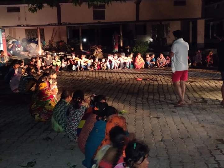 niraj_guddu's tweet photo. "एक ही धर्म मानव धर्म" बिना जति गाँव धर्म शहर पूछे निरन्तर सेवा। प्रत्येक दिन की भांति कल रात्रि 11 बजे भी लगभग 200 की संख्या में पैदल यात्रियों के लिये तत्काल भोजन तैयार करती "अध्यक्ष" आदर्श नगर पंचायत सहतवार श्रीमती सरिता सिंह जी।      @nirajsi77434331 @myogiadityanath https://t.co/npTzye9PC9