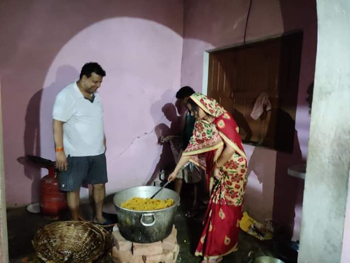 niraj_guddu's tweet photo. "एक ही धर्म मानव धर्म" बिना जति गाँव धर्म शहर पूछे निरन्तर सेवा। प्रत्येक दिन की भांति कल रात्रि 11 बजे भी लगभग 200 की संख्या में पैदल यात्रियों के लिये तत्काल भोजन तैयार करती "अध्यक्ष" आदर्श नगर पंचायत सहतवार श्रीमती सरिता सिंह जी।      @nirajsi77434331 @myogiadityanath https://t.co/npTzye9PC9