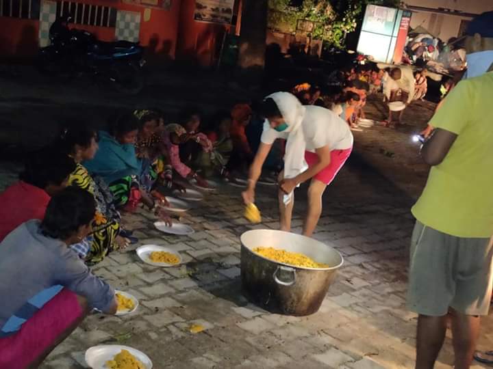 niraj_guddu's tweet photo. "एक ही धर्म मानव धर्म" बिना जति गाँव धर्म शहर पूछे निरन्तर सेवा। प्रत्येक दिन की भांति कल रात्रि 11 बजे भी लगभग 200 की संख्या में पैदल यात्रियों के लिये तत्काल भोजन तैयार करती "अध्यक्ष" आदर्श नगर पंचायत सहतवार श्रीमती सरिता सिंह जी।      @nirajsi77434331 @myogiadityanath https://t.co/npTzye9PC9