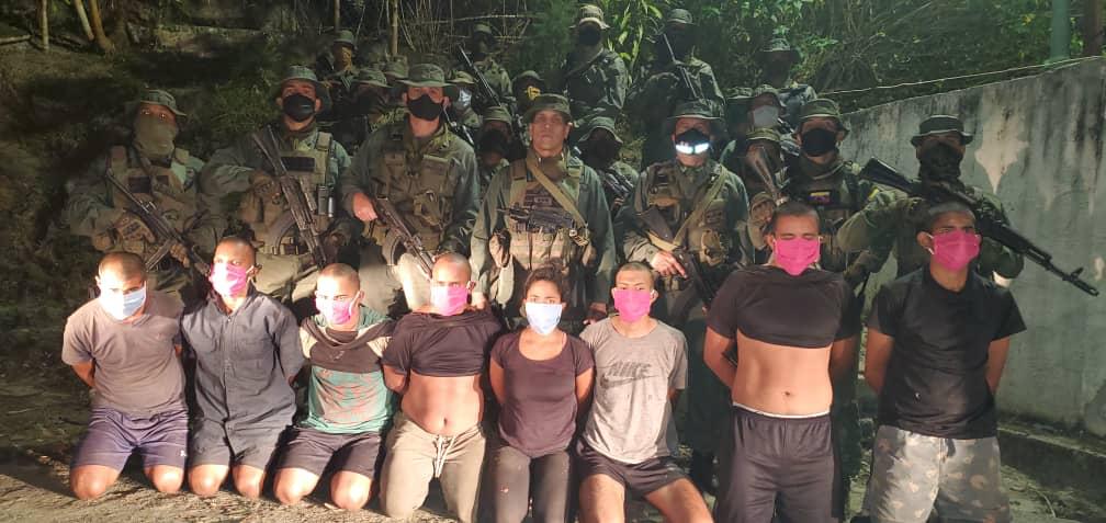 VTVcanal8's tweet photo. #EnFotos 📸 | Capturado sobrino de Clíver Alcalá Cordones y 7 terroristas más en la zona de Petaquirito, La Guaira, por la acción de la Fuerza Armada Nacional Bolivariana y la perfecta unión cívico -militar-policial. https://t.co/14mvlB2NfM