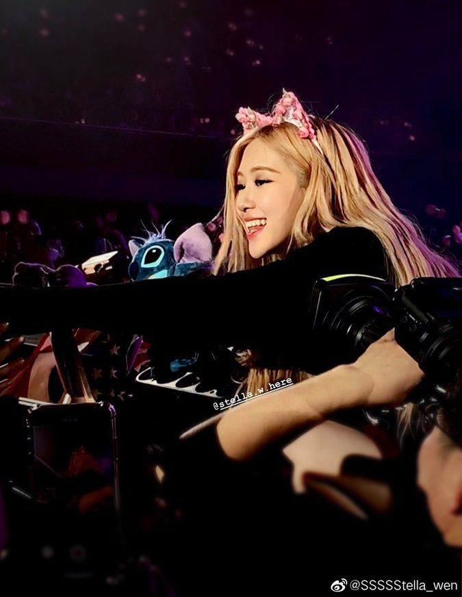 BLACKPINK pictures on stage taked by fans - a thread