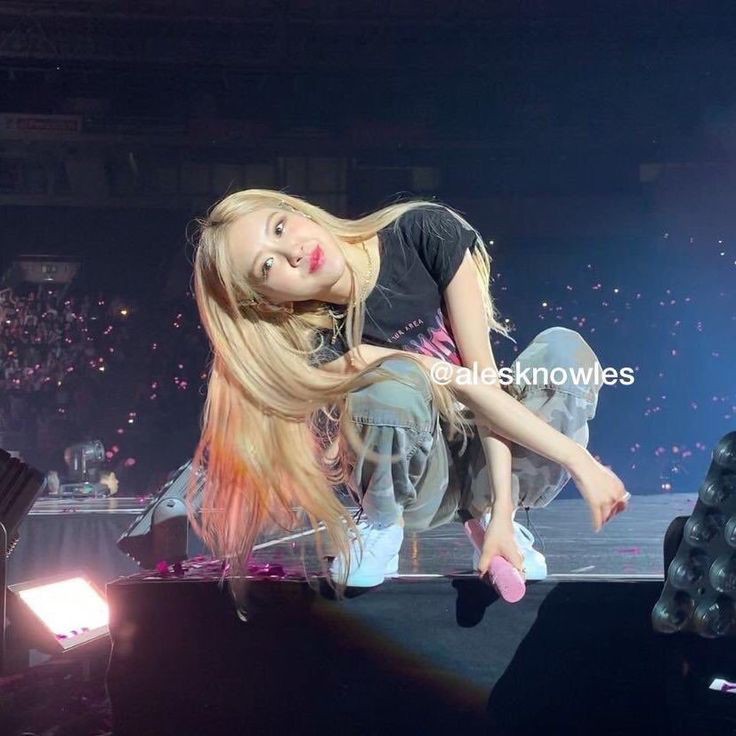 BLACKPINK pictures on stage taked by fans - a thread