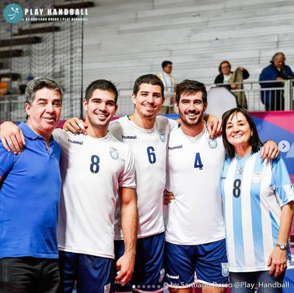 TomasRodriguezC's tweet photo. De vivir en una residencia universitaria hasta recibir a @chinosimonet y a echar a un @Pablitosimon necesitado de masajes. 

Procesos en Europa de @seba_simon que incluyeron Champions, Juego de las Estrellas... 

Los Gladiadores son la frutilla del postre.
https://t.co/bUlRpQbrU8 https://t.co/I4scY3us15