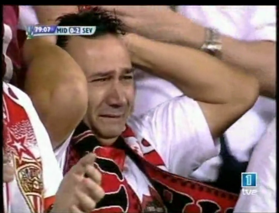 Palop1's tweet photo. He visto muchas veces la Final de Eindhoven y este aficionado del @SevillaFC siempre me ha llamado mucho la atención por el sufrimiento que tuvo , si somos capaces de identificarlo y que se ponga en contacto conmigo me gustaría tener un detalle con el . Gracias https://t.co/QjEVrXhm1G