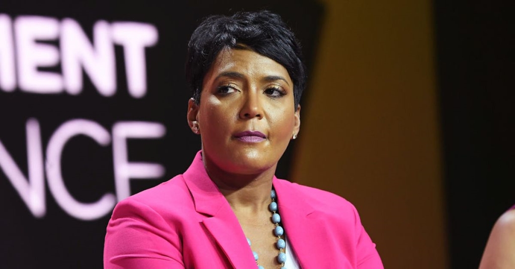 TheNewsPlug's tweet photo. Atlanta Mayor Calls Ahmaud Arbery Shooting a 'Lynching' and Blames 'White House Rhetoric' for Emboldening Racists → https://t.co/H7WJjDkMG6 https://t.co/qLHUzRNHhP